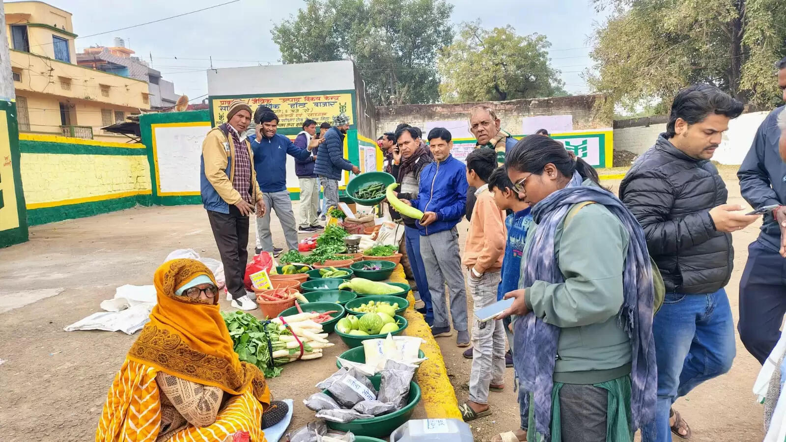 शिवपुरी: जैविक एवं प्राकृतिक हाट बाजार में लोगों ने खरीदे जैविक सब्जी, फल एवं खाद्यान्न