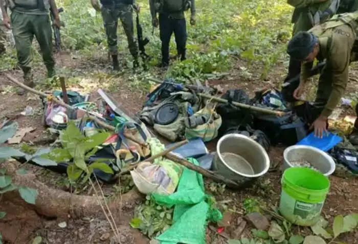 मुठभेड़ में 2 नक्सली ढेर, एक इंसास व एक भरमार बंदूक बरामद