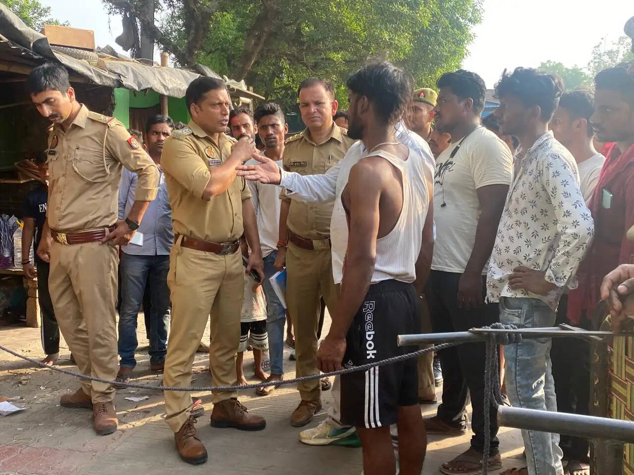 बेनियाबाग हरिजन बस्ती में सो रहे अधेड़ की गोली मारकर हत्या, बेटे के पास ही लेटा था
