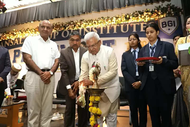 माता-पिता के संस्कार और गुरूओं से प्राप्त ज्ञान के प्रति सदैव रहें कृतज्ञ : राज्यपाल पटेल