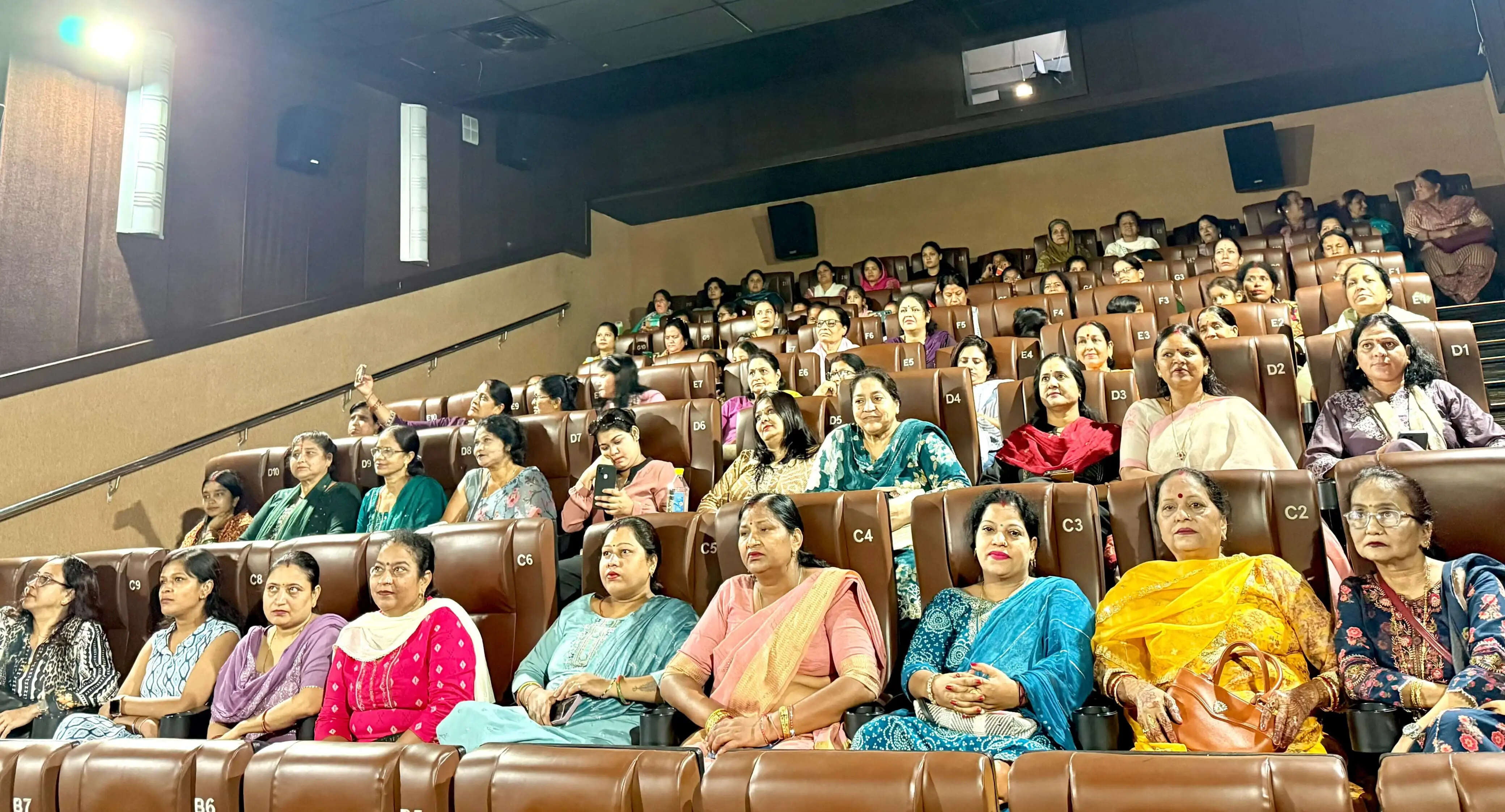 ‘हनुमान अंश’ फिल्म के जरिए महिलाओं ने जाना बाबा नीम करोली का संदेश