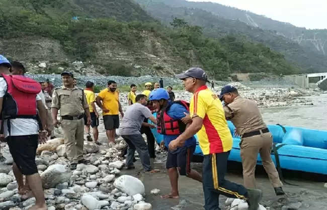 चमोली-लंगासू में राफ्ट पलटने से टापू पर फंसे चार लोग सुरक्षित निकाले गए