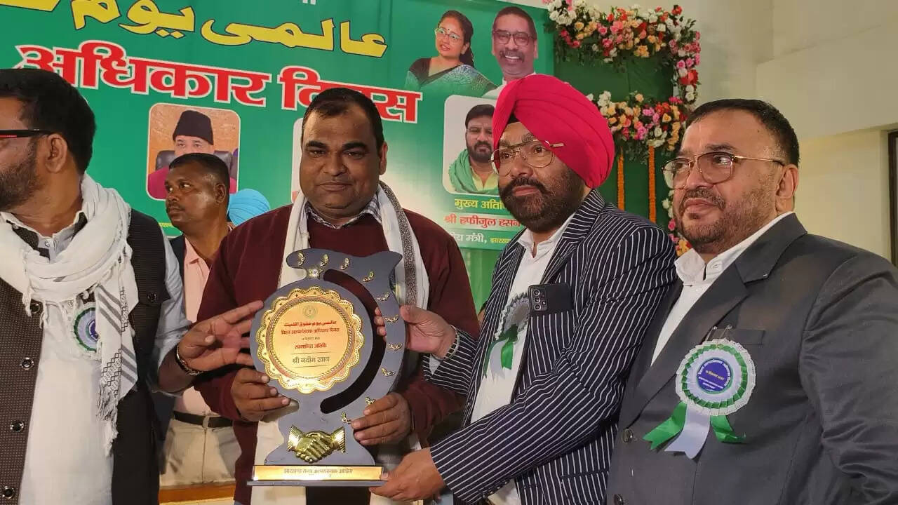 विश्व अल्पसंख्यक अधिकार दिवस पर मंत्री ने किया समाजिक कार्यकर्ताओं को सम्मानित