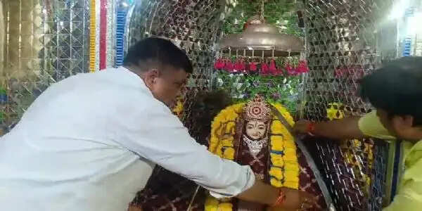 नवरात्र के पहले दिन करणी माता के दरबार पहुंचे वन मंत्री संजय शर्मा, देश-प्रदेश की खुशहाली की कामना