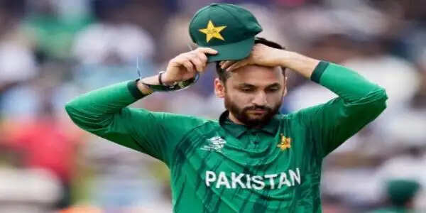 इंग्लैंड की जीत से पाकिस्तान की उम्मीदें जिंदा, सेमीफाइनल में ऐसे बना सकता है जगह