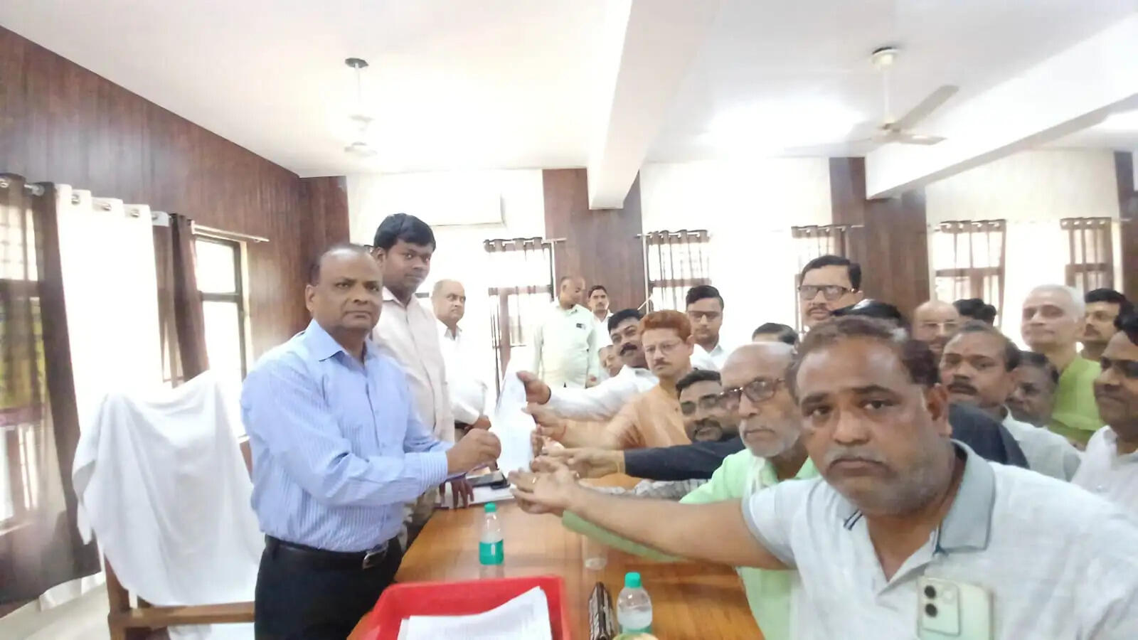 जीएसटी में कर प्रणाली के सरलीकरण की मांग हुई मुखर, व्यापारियों ने सौंपा ज्ञापन