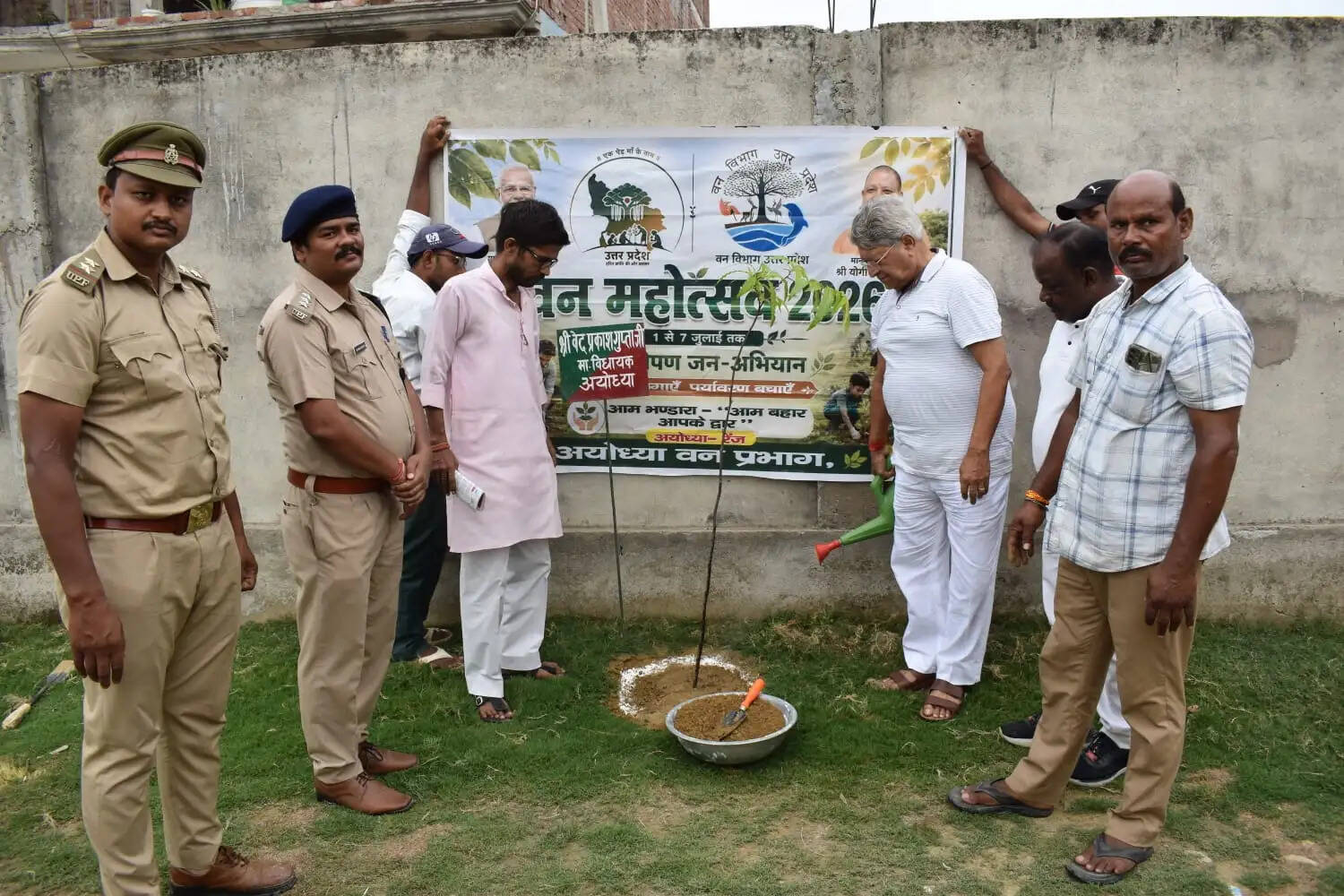 वन महोत्सव का शुभारंभ, विधायक वेद प्रकाश गुप्ता ने किया पौधरोपण