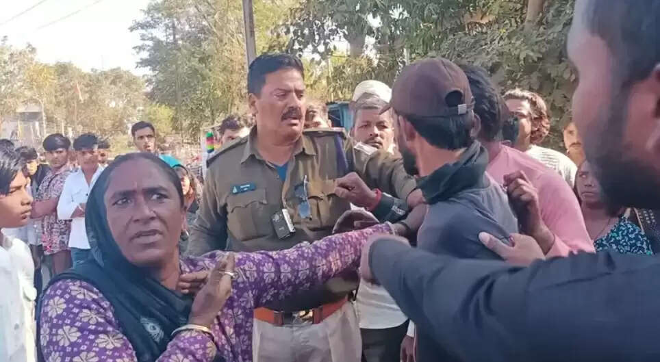 आगरमालवा : शराबी मनचले की महिला व युवती ने की बीच-बाजार में पिटाई