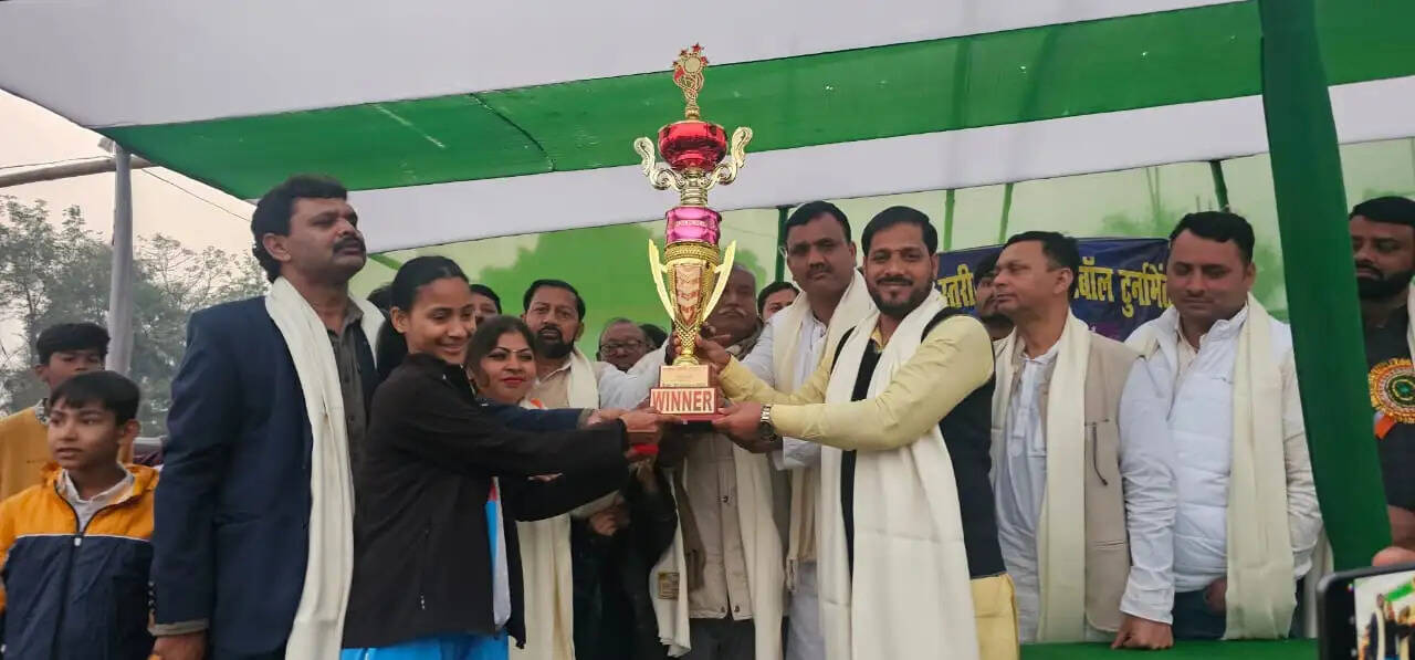 राज्यस्तरीय महिला फुटबॉल टूर्नामेंट के शिल्ड पर सिवान की टीम ने जमाया कब्जा