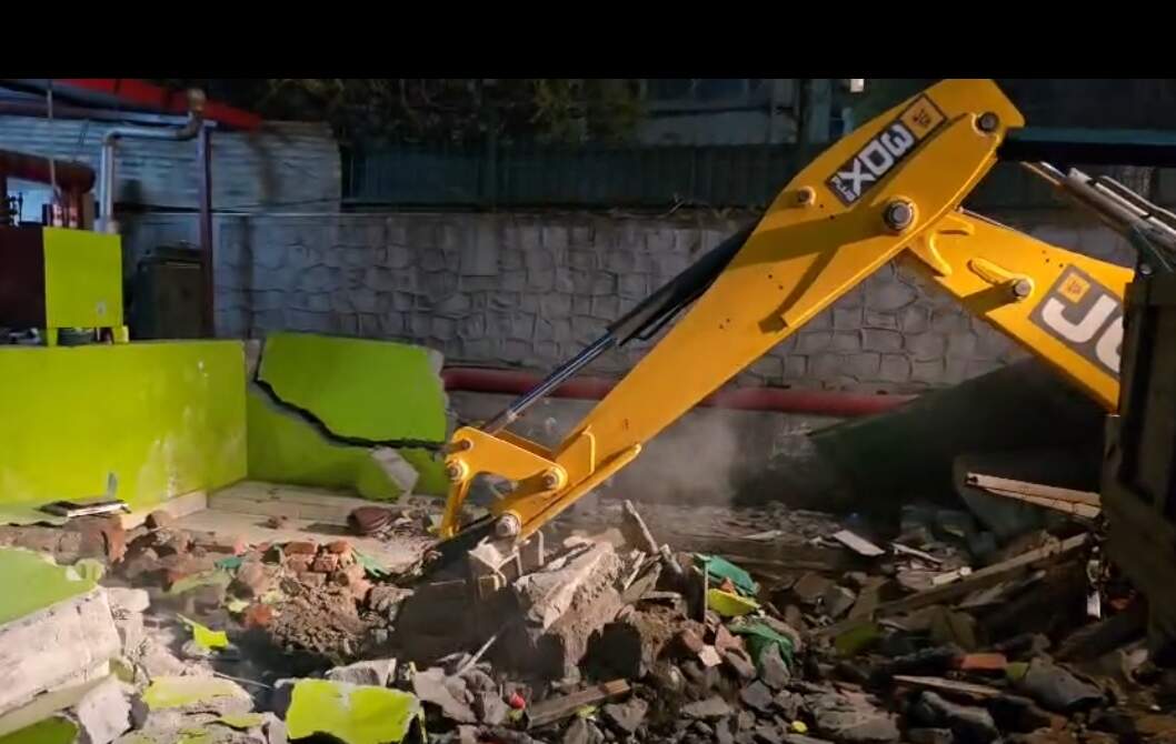 घंटाघर के निकट एचएनबी कॉम्प्लेक्स क्षेत्र में अवैध मजार ध्वस्त