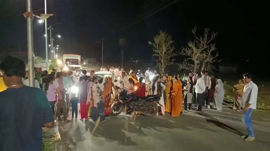 मंदसौर : रिहायशी इलाकों में शराब दुकान खोलने का विरोध, लोगों ने किया चक्का जाम