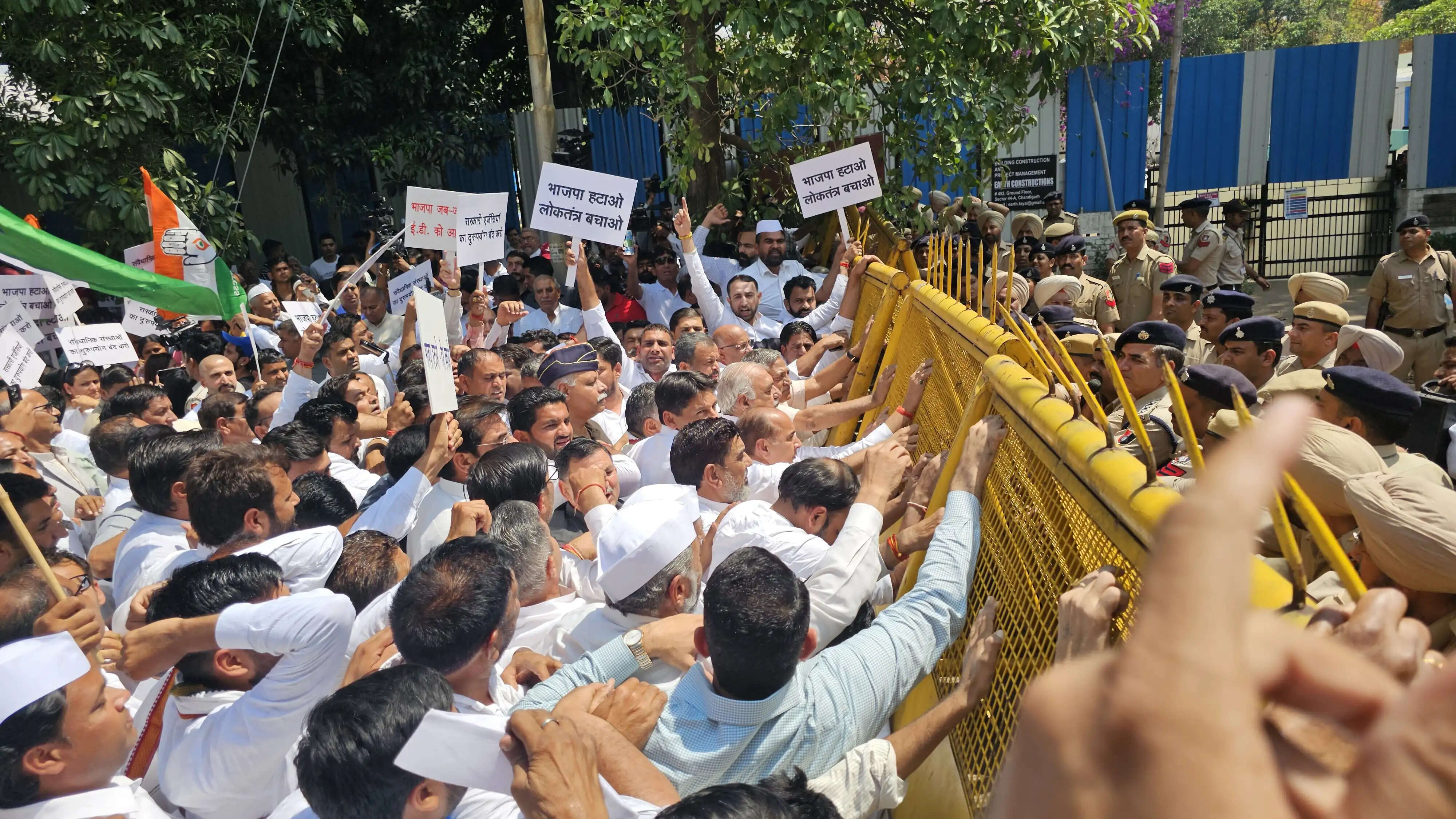 साेनिया व राहुल के खिलाफ ईडी की चार्जशीट के विरोध में कांग्रेस का प्रदर्शन, भूपेंद्र हुड्‌डा व उदयभान समेत कई नेता हिरासत में