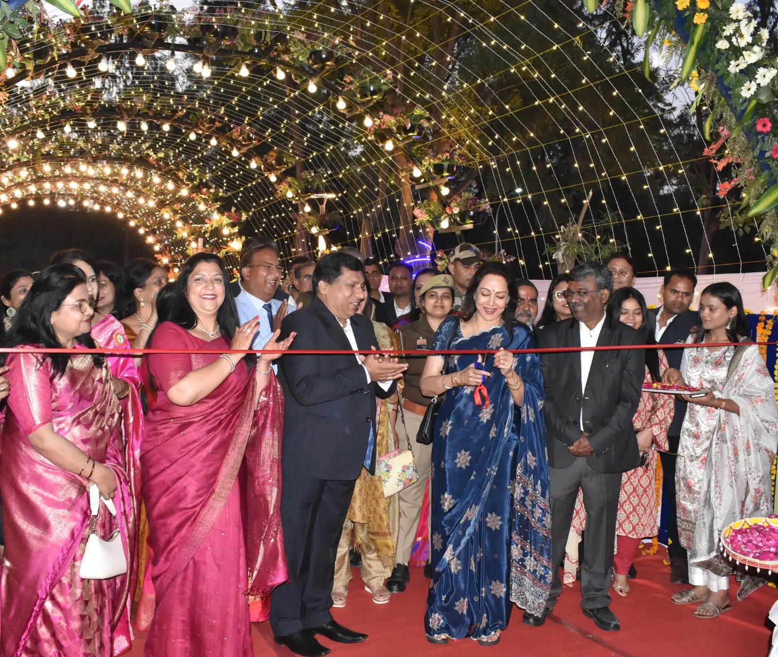 मथुरा में फ्लावर शो का सांसद हेमा मालिनी ने किया उद्घाटन