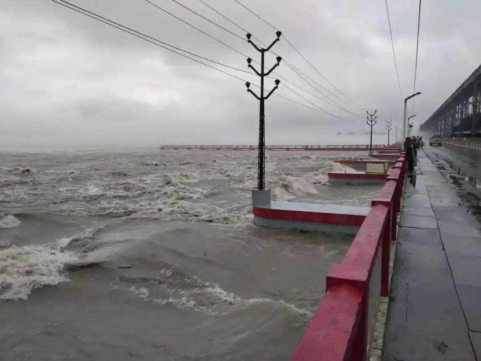 नेपाल में भारी बारिश का अलर्ट, कोसी बराज में 1.85 लाख क्यूसेक से अधिक पानी डिस्चार्ज