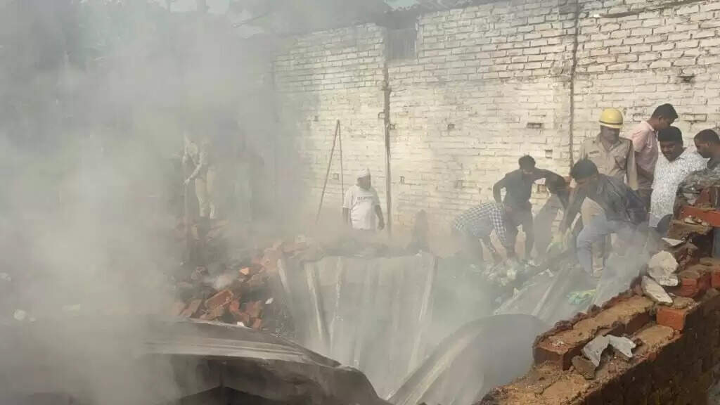 कोरबा के जिला अस्पताल के सामने हैंड ग्लव्स गोदाम में भीषण आग