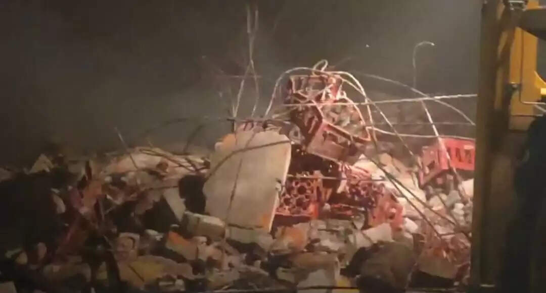 अमेठी में बंद गोदाम में भीषण विस्फोट, एक की मौत, एक घायल।