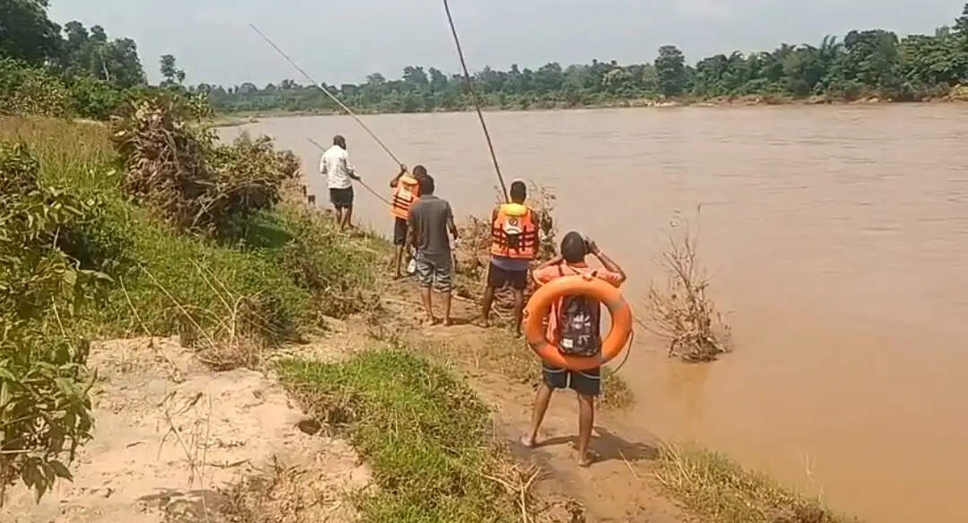 (राउंडअप) कन्हर नदी में युवक बहा, देर शाम तक रेस्क्यू अभियान जारी, शव नहीं मिला