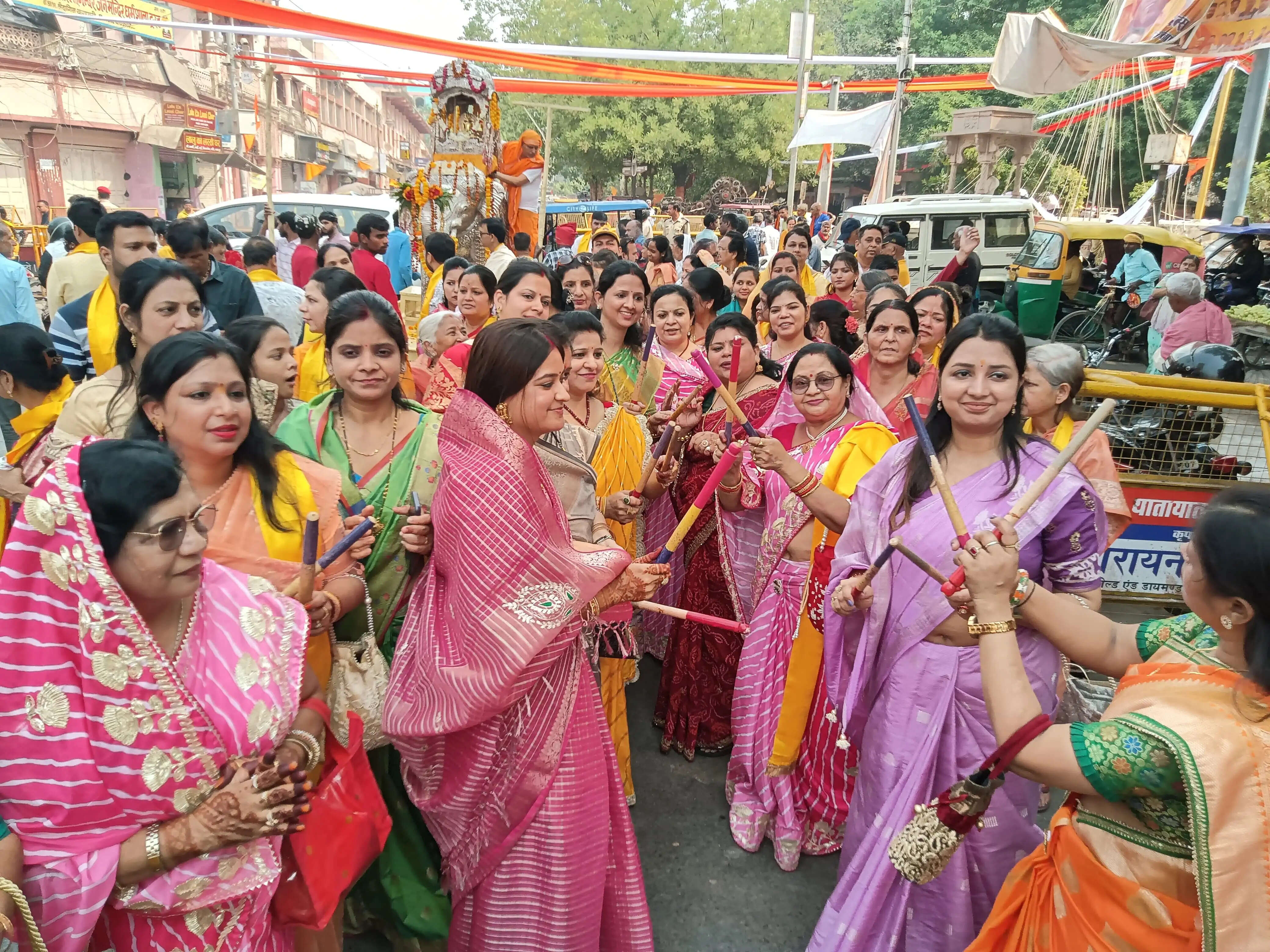 महावीर जयंती पर निकली भव्य शोभायात्रा, पूरे राह पुष्पवर्षा