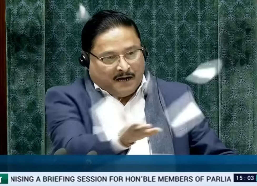 (लीड) लोकसभा: हंगामें के चलते कामकाज प्रभावित, 8 विपक्षी सांसद निलंबित