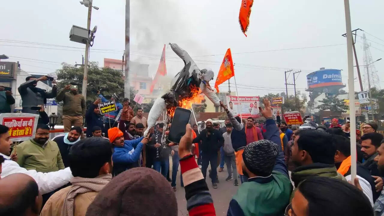 बांग्लादेशी अत्याचार के खिलाफ यूनुस का फूँका गया पुतला