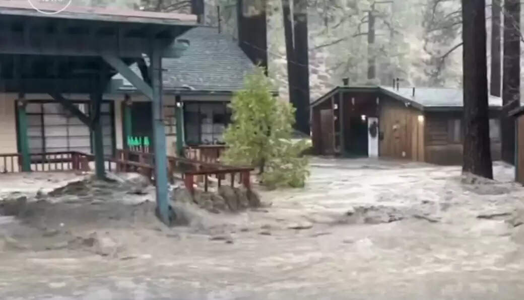 कैलिफोर्निया में तूफान, भारी बारिश, काफी हिस्सा बाढ़ से घिरा