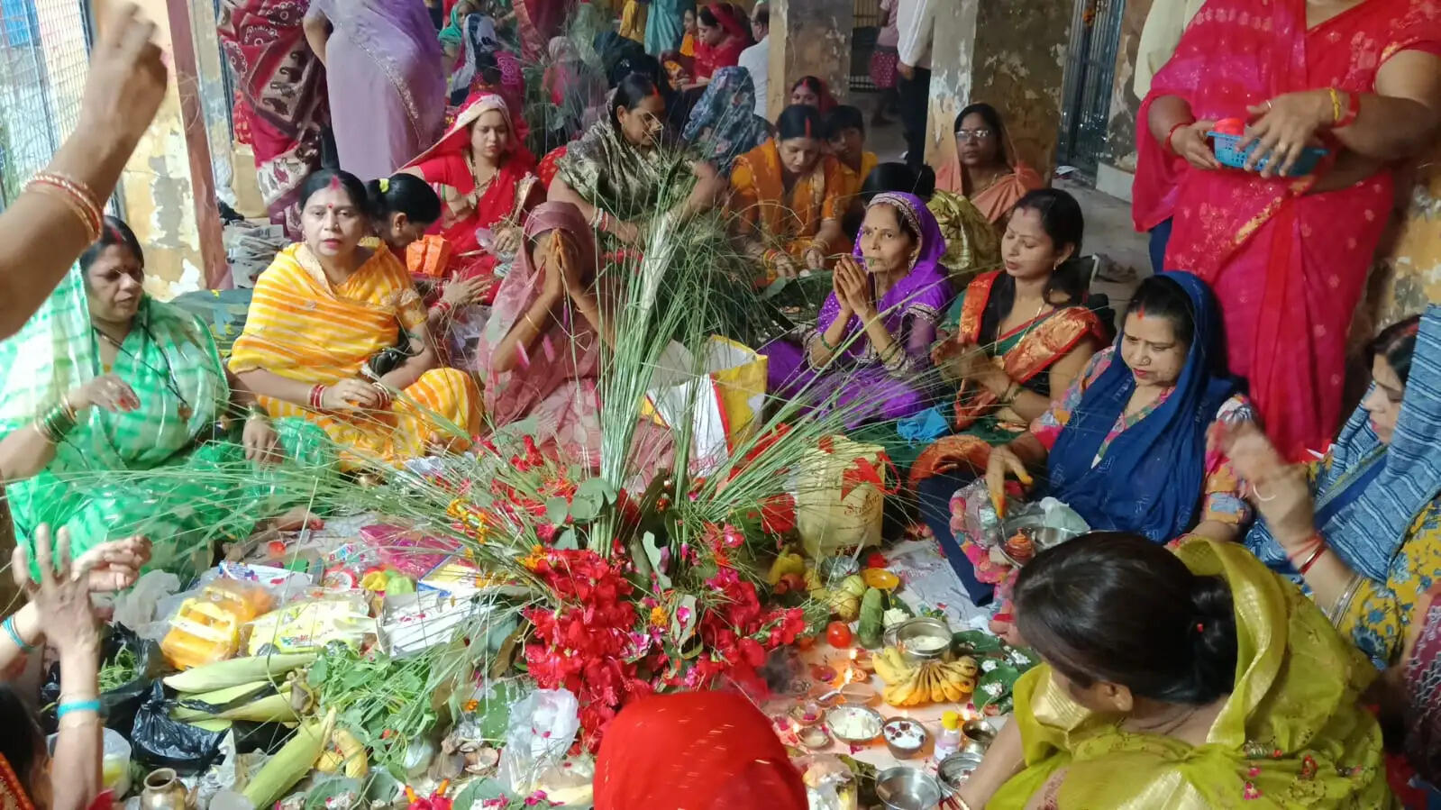 संतान की दीर्घायु के लिए माताओं ने रखा ललही छठ व्रत, तालाब-कुंडों पर उमड़ी भीड़