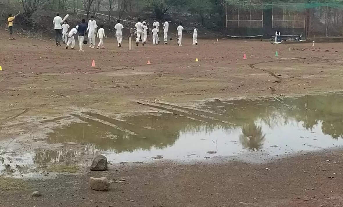 गुनाः बारिश ने दिखाई बदहाली, पानी भरा, कीचड़ मचा