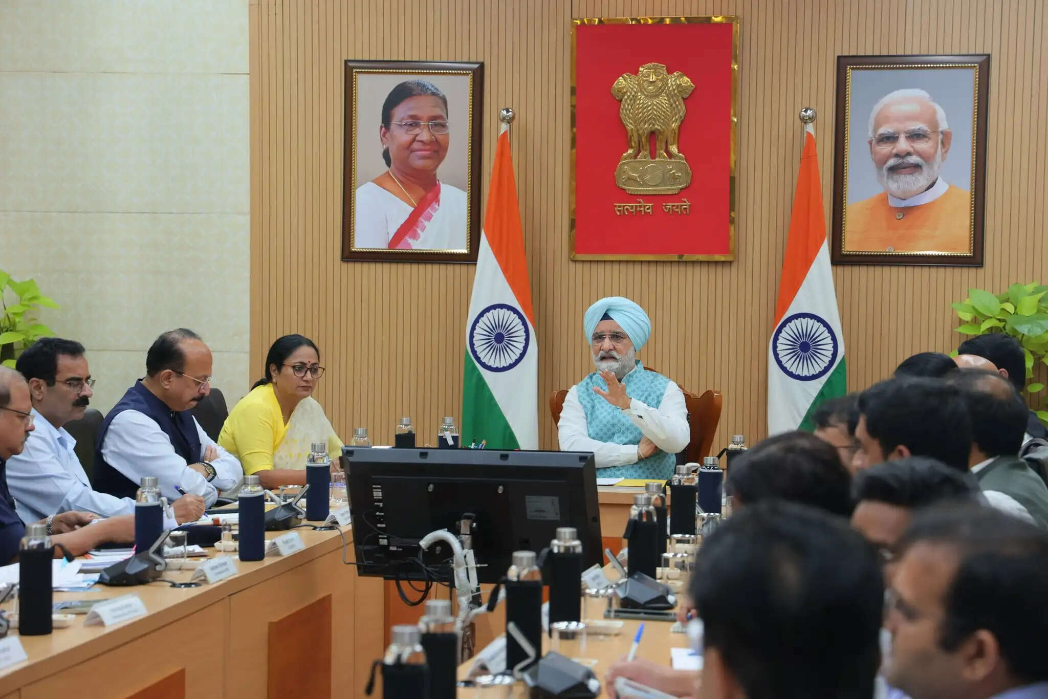 दिल्ली में असुरक्षित इमारतों पर सख्त कार्रवाई और पीजी गाइडलाइंस की समीक्षा करने का निर्देश
