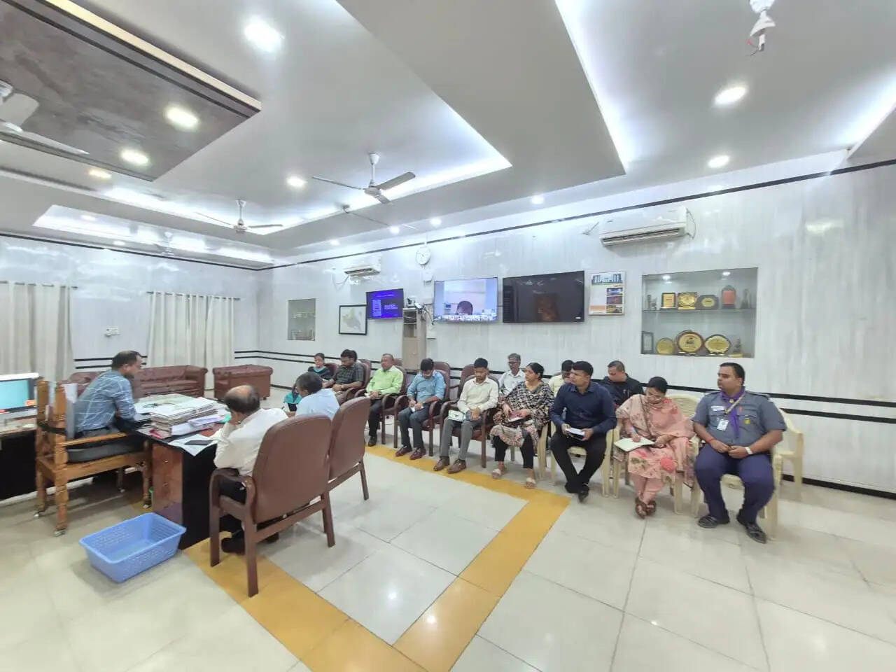 प्रधानमंत्री मोदी के प्रस्तावित संबोधन कार्यक्रम की तैयारी को लेकर जिलाधिकारी ने की बैठक