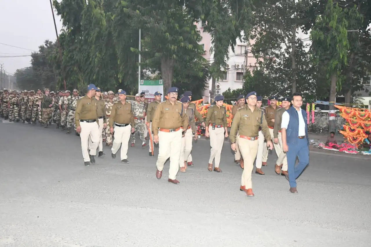 जबलपुर पुलिस का संवेदनशील क्षेत्रों में पुनः फ्लैग मार्च