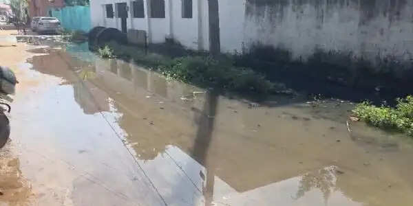 रानीसागर में सड़क पर जमा नाली का पानी, बीमारी फैलने की आशंका से दहशत