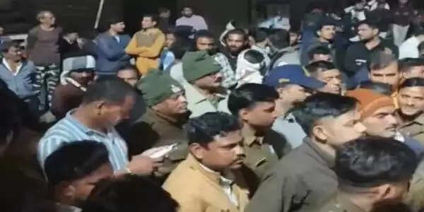 खरगोनः कसरावद में हिन्दू संगठनों ने किया चक्काजाम, पुलिस पर बेवजह मारपीट का आरोप