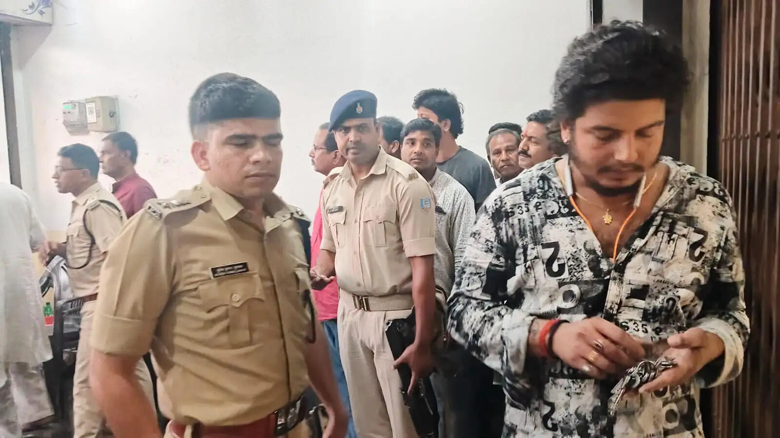 खरीददार बनकर जेवर दुकान में घुसे लुटेरे, लूटपाट के दौरान दो धराए