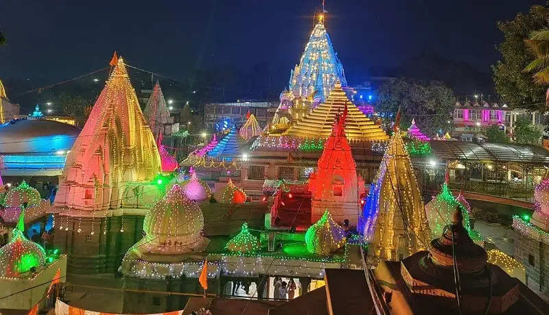 उज्जैन के महाकाल मंदिर में भस्म आरती से पहले राम दरबार की मूर्ति भी बाबा के बगल में विराजित की गई