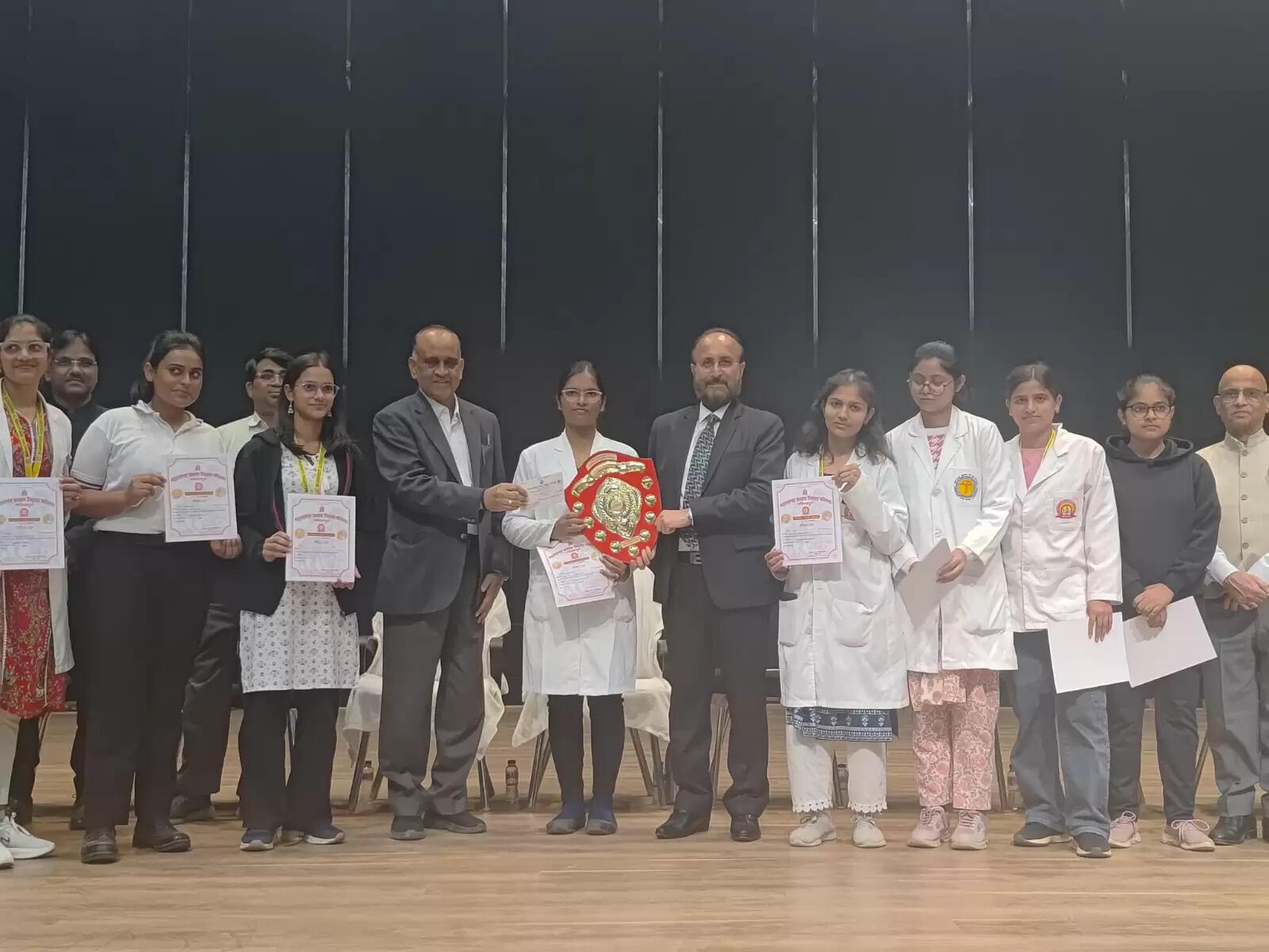 उत्कृष्ट परिणामों के लिए एमजीयूजी के छात्रों को प्रदान की गई योग्यता छात्रवृत्ति