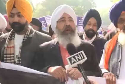 दिल्ली&nbsp;में&nbsp;1984 के सिख विरोधी दंगा पीड़ितों ने किया प्रदर्शन, राहुल और प्रियंका को दी नसीहत