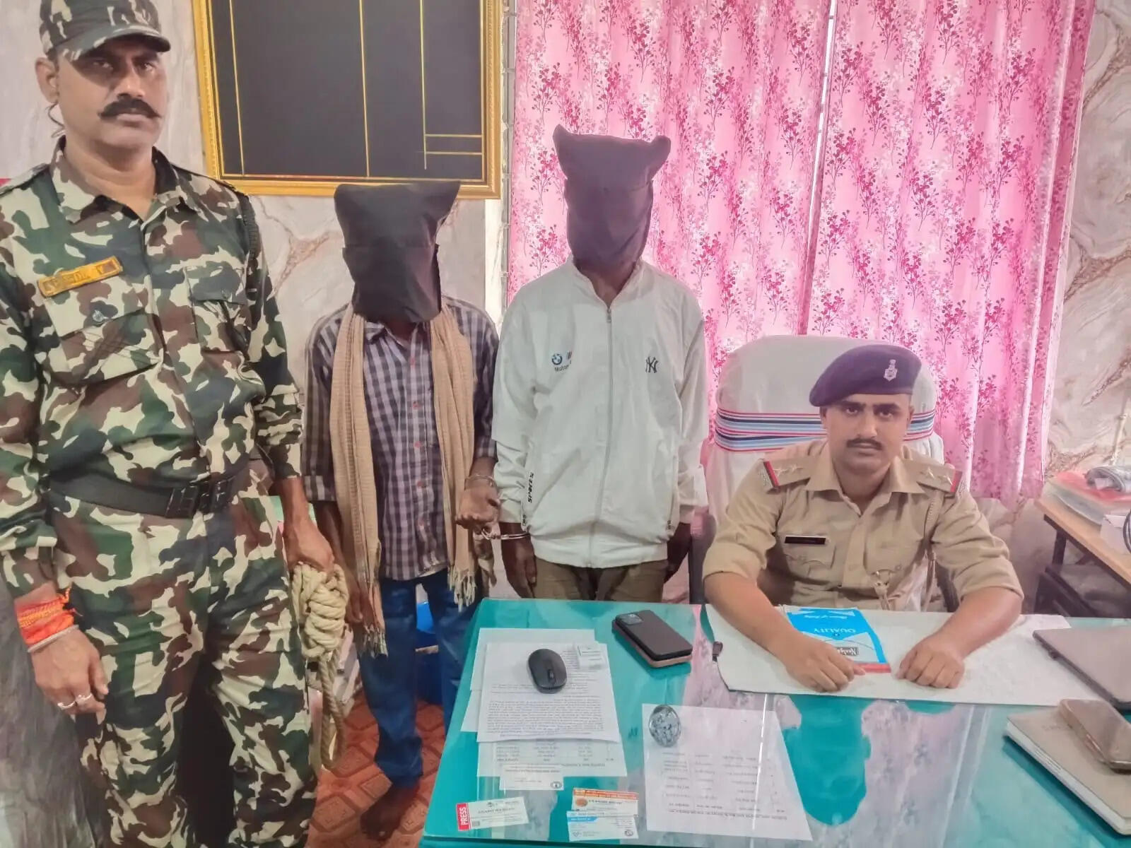 पिठौरिया में हथियार के बल पर घर में लूटपाट करने वाले दो आरोपित गिरफ्तार