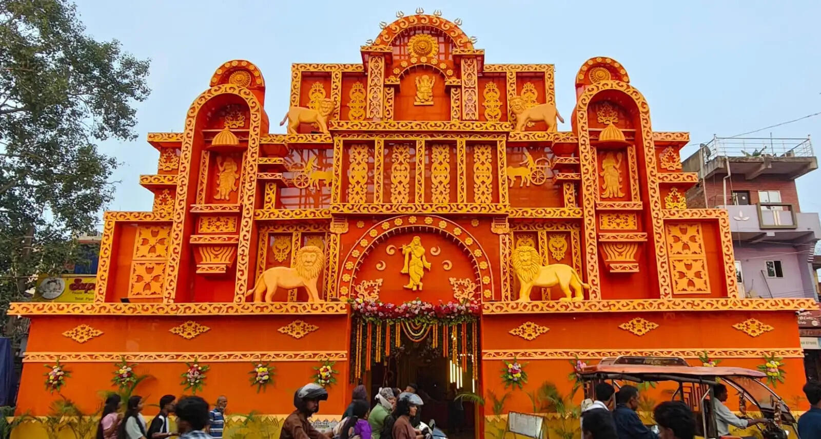 पूजा पंडालों के पट खुलते ही मां दुर्गा के दर्शन को उमड़ी श्रद्धालुओं की भीड़