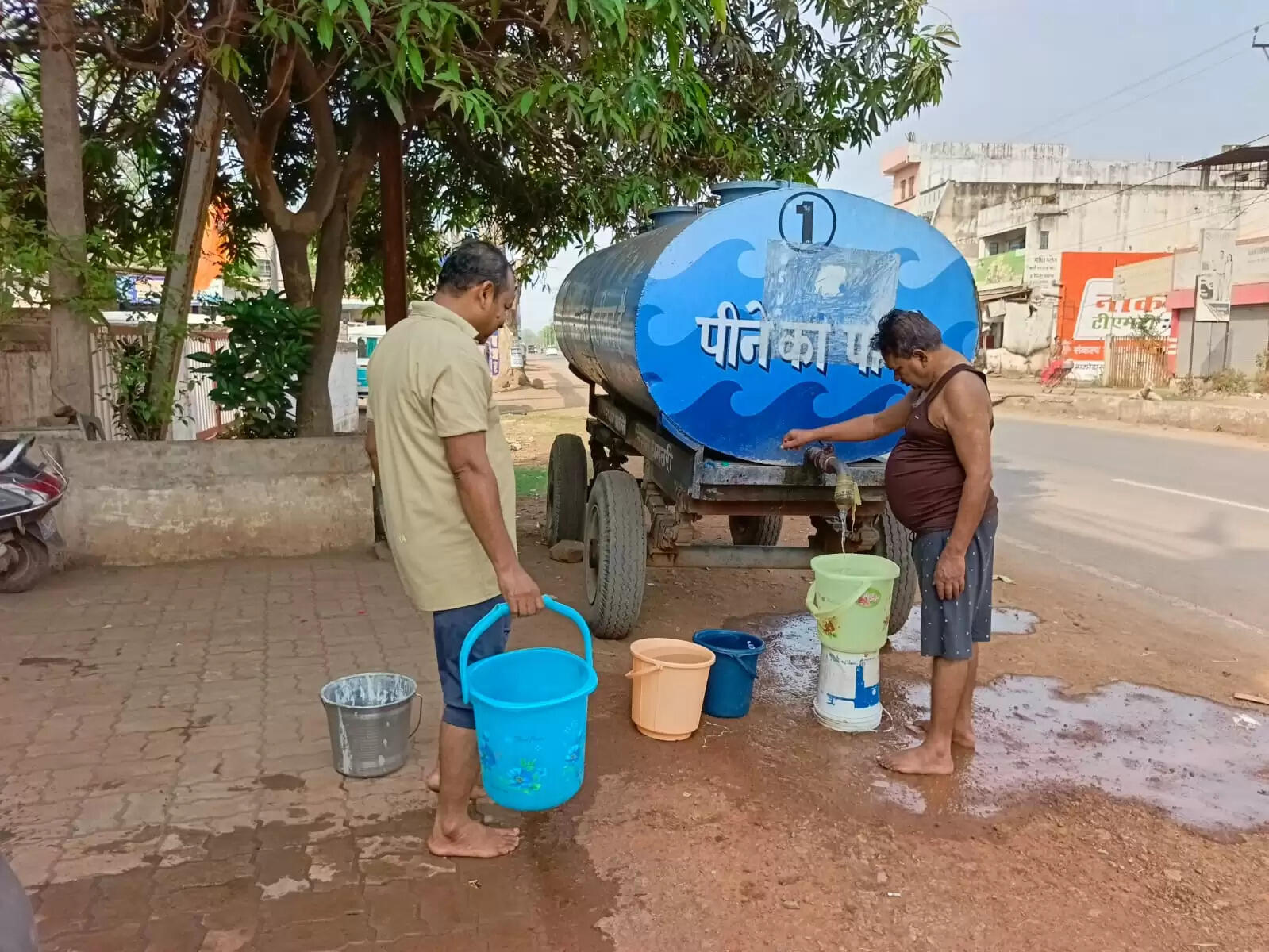 शहर&nbsp;में पेयजल संकट बरकरार, टैंकर से हो रही जलापूर्ति