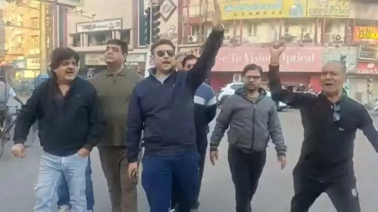 सर्व समाज का धर्मांतरण के व‍िरोध में प्रदेशव्‍यापी बंद, दुकानें बंद करा रहे कार्यकर्ता