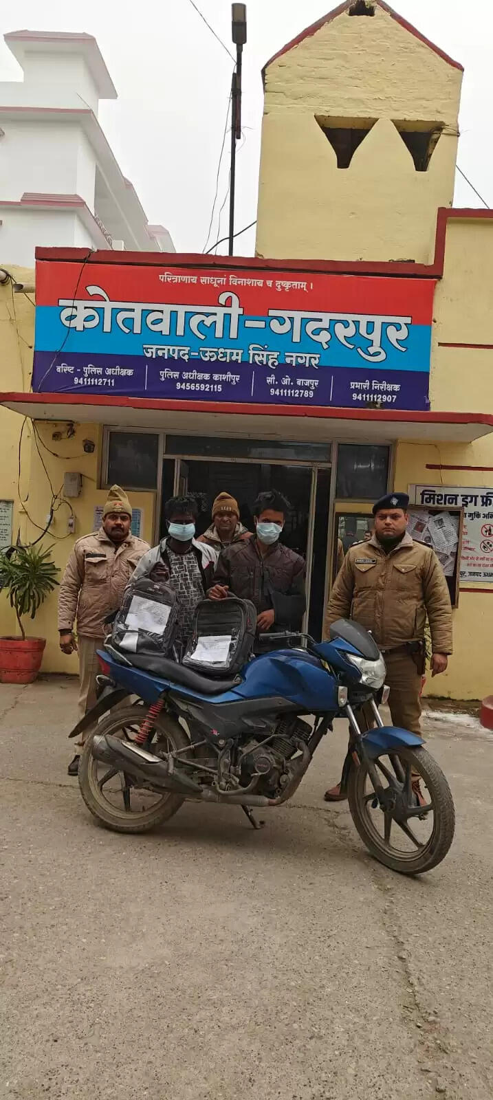 गदरपुर में चार लैपटॉप और बाइक सहित दो आरोपित गिरफ्तार