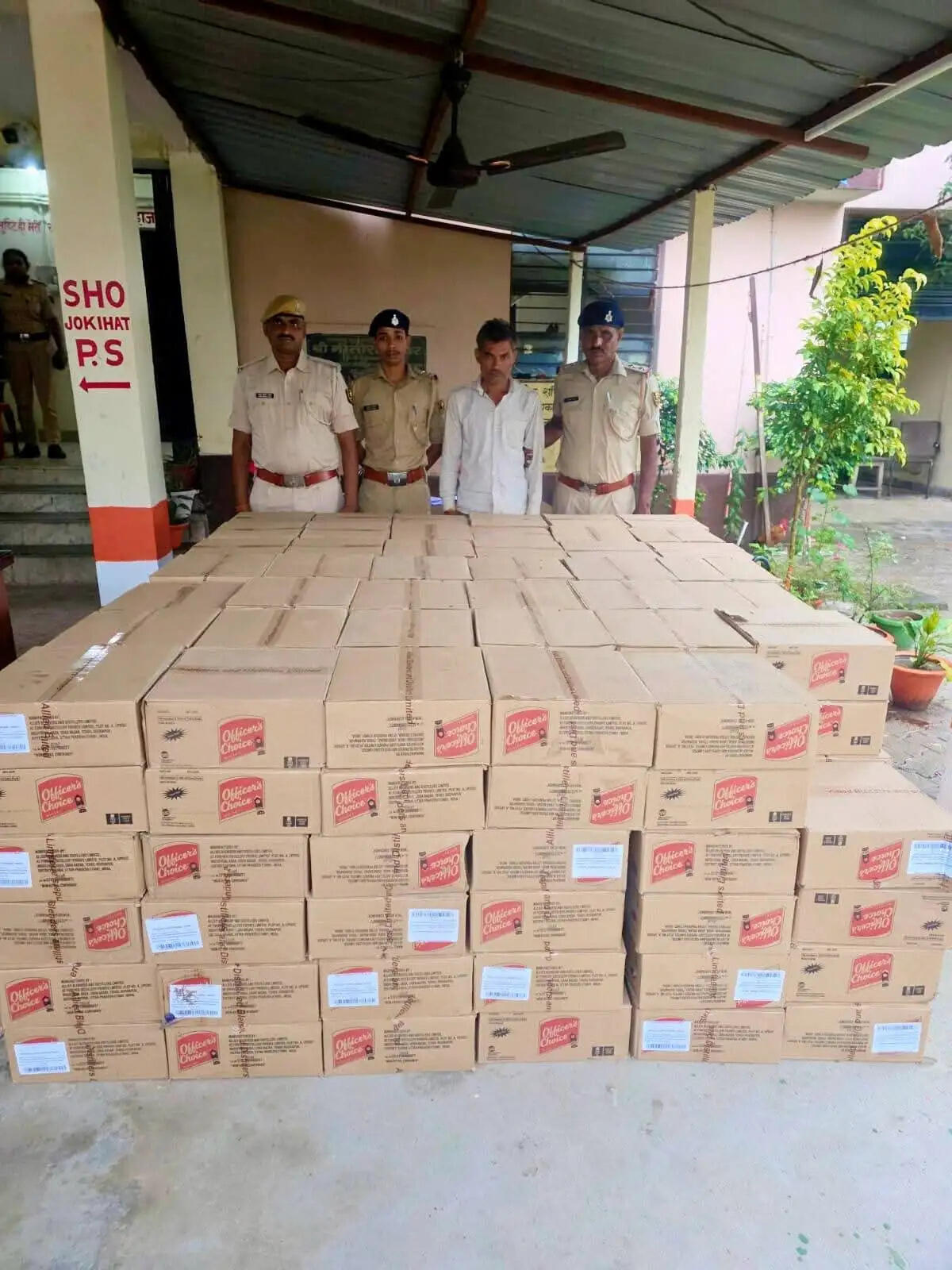दवाई की आड़ में लाई जा रही 2160 लीटर अंग्रेजी शराब बरामद, चालक गिरफ्तार