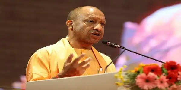 प्रतिकूल मौसम में आमजन के बीच रहें अधिकारी : मुख्यमंत्री योगी
