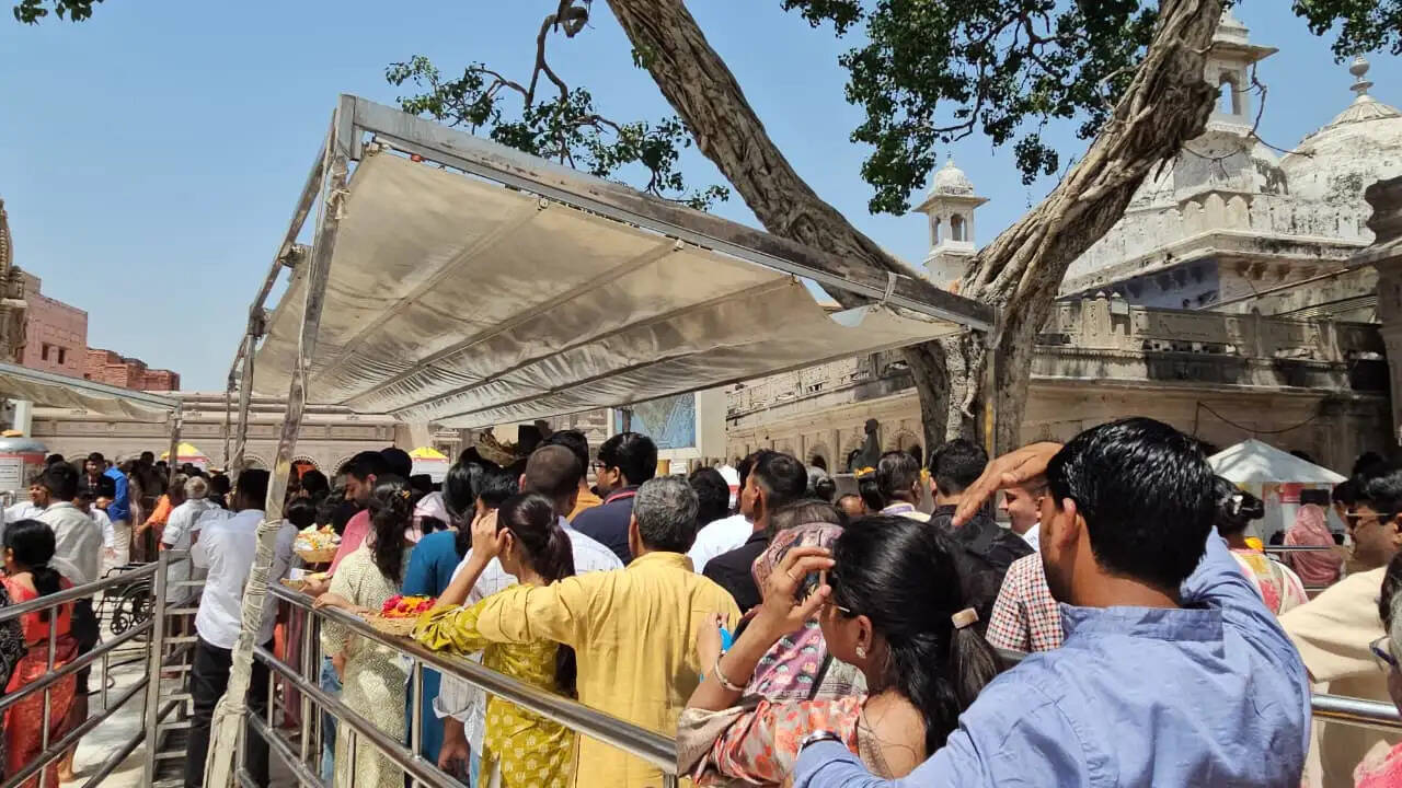 श्री काशी विश्वनाथ मंदिर में कतार प्रबंधन की समीक्षा, सहजता से दर्शन करेंगे श्रद्धालु