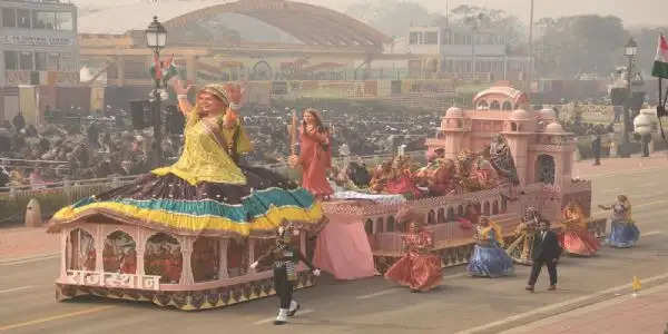 राजस्थान की रंग बिरंगी झांकी ने मोहा मन, फ्रांस के राष्ट्रपति इमैनुअल मैक्रों भी हुए मोहित