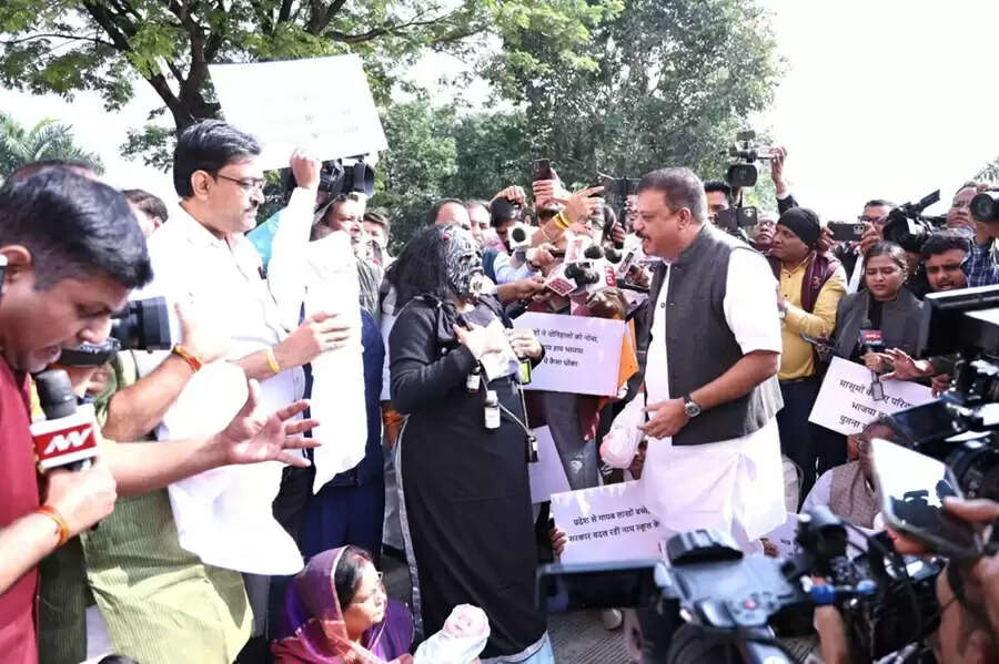 विधानसभा के शीतकालीन सत्र के पहले दिन कांग्रेस का प्रदर्शन, छिंदवाड़ा कफ सिरप कांड को लेकर सरकार को घेरा