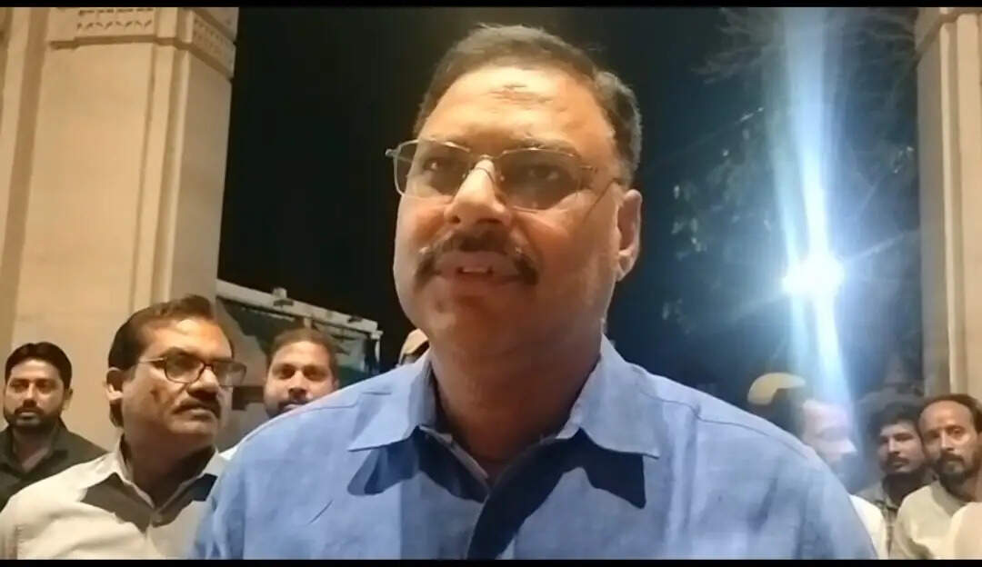 चैत्र नवरात्र मेला तैयारी: डीएम ने विंध्य कॉरिडोर व गंगा घाट का किया रात में निरीक्षण