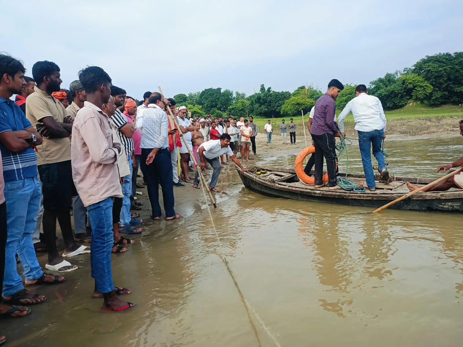 गंगा में डूबे किशोर की तलाश में जुटे गोताखोर, एसडीआरएफ का इंतजार