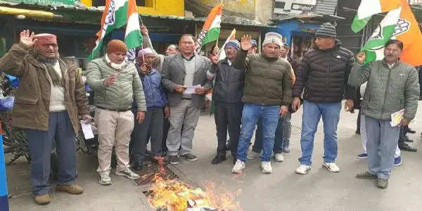 रुद्रपुर अध्यक्ष पर हुए जानलेवा हमले के विरोध में कांग्रेस ने फूंका सरकार का पुतला