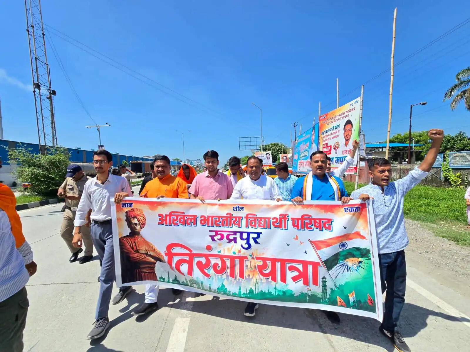 विद्यार्थी परिषद ने तिरंगा यात्रा निकाली